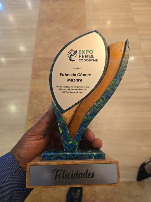 RECONOCIMIENTO POR SU LIEDERAZGO RECONOCIMIENTO POR SU LIEDERAZGO