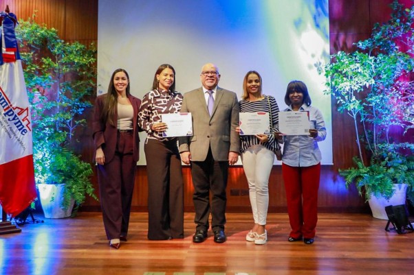 Promipyme Entrega Certificado En Prodomnicana Promipyme Entrega Certificado En Prodomnicana